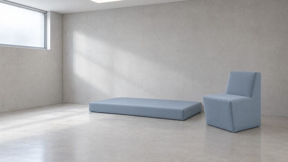 Matelas et chaise QMtex® gris-bleu dans une salle d’apaisement – QMtex®, région de Namur